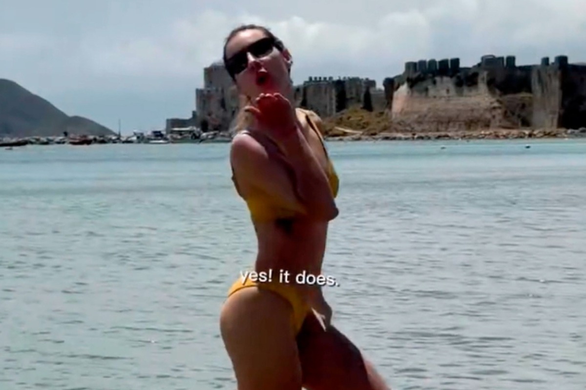 Η Μαρία Λουίζα Βούρου φόρεσε κίτρινο μπικίνι, έκανε το πρώτο μπάνιο στη θάλασσα για το 2026
