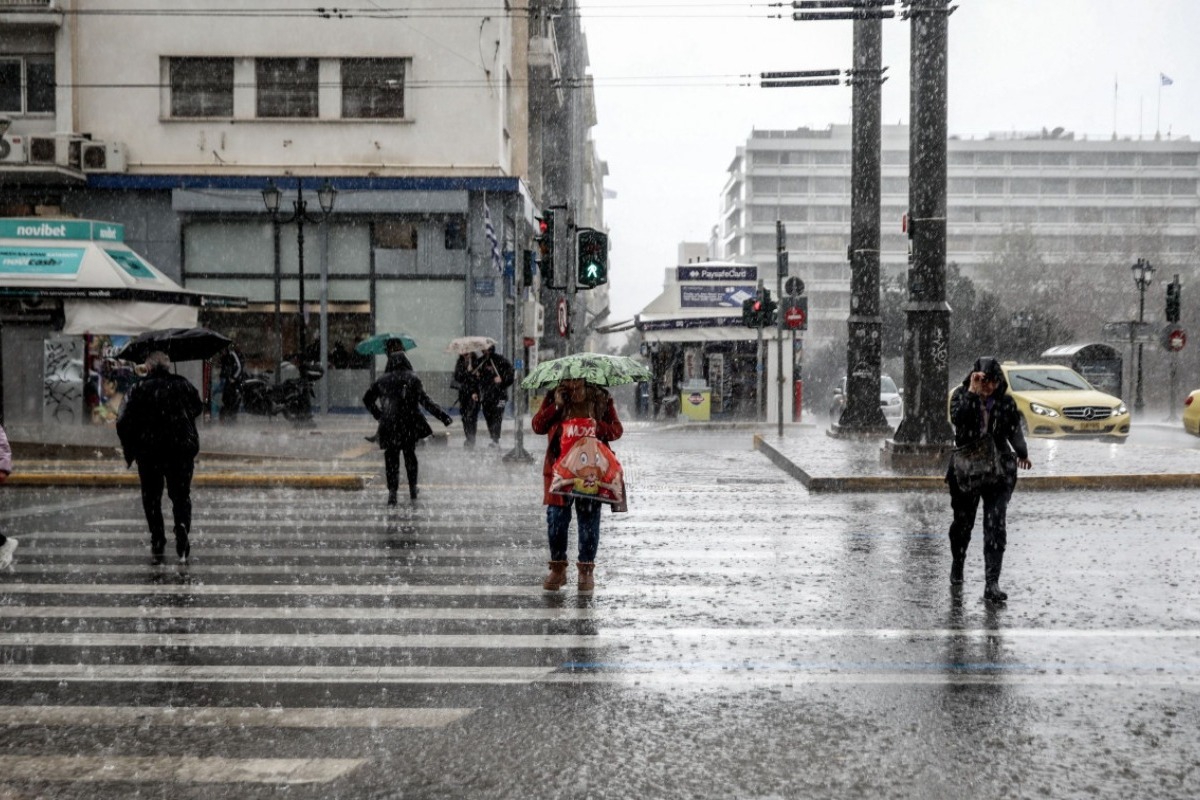 Καιρός: Με βροχές και σκόνη η Δευτέρα – Τι δείχνουν τα προγνωστικά μοντέλα για την Τσικνομπέμπτη