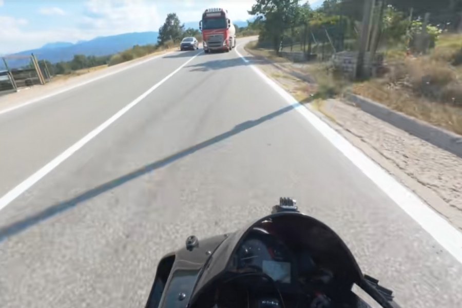 Βίντεο‑σοκ: Βυτιοφόρο κάνει τρελή προσπέραση σε στροφή: «Παραλίγο να πεθάνουμε» φωνάζει μοτοσικλετιστής