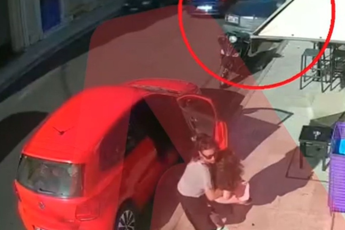 Ναύπακτος: Μητέρα έσωσε την τελευταία στιγμή το παιδί της από αυτοκίνητο που καρφώθηκε σε κατάστημα