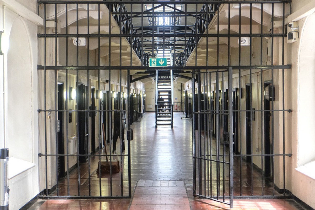 Ουκρανός βασάνιζε τους συγκρατούμενούς του σε φυλακή του Ντονέτσκ, κατηγορείται για εγκλήματα κατά της ανθρωπότητας