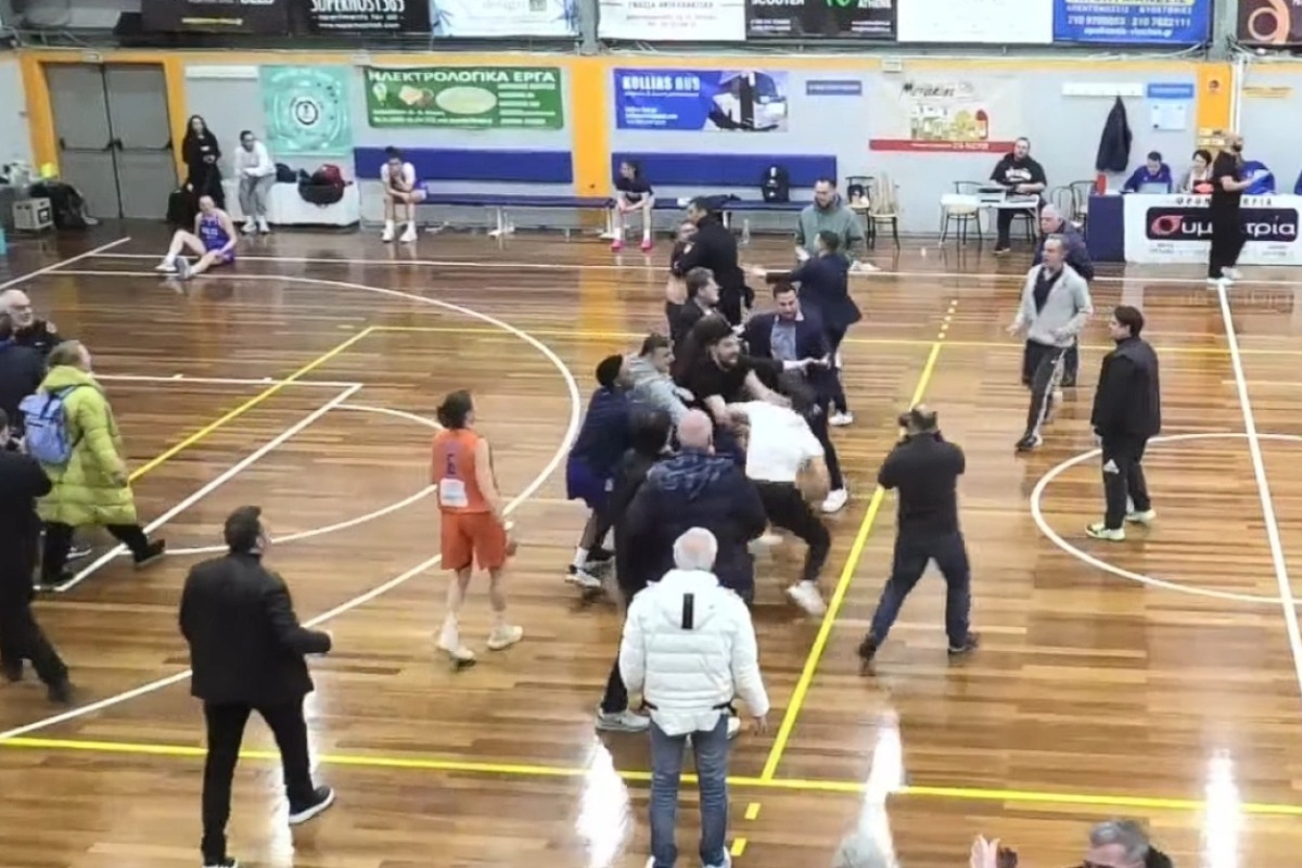 Εκτεταμένη σύρραξη στο παρκέ μετά από αγώνα Α1 μπάσκετ γυναικών, δείτε βίντεο