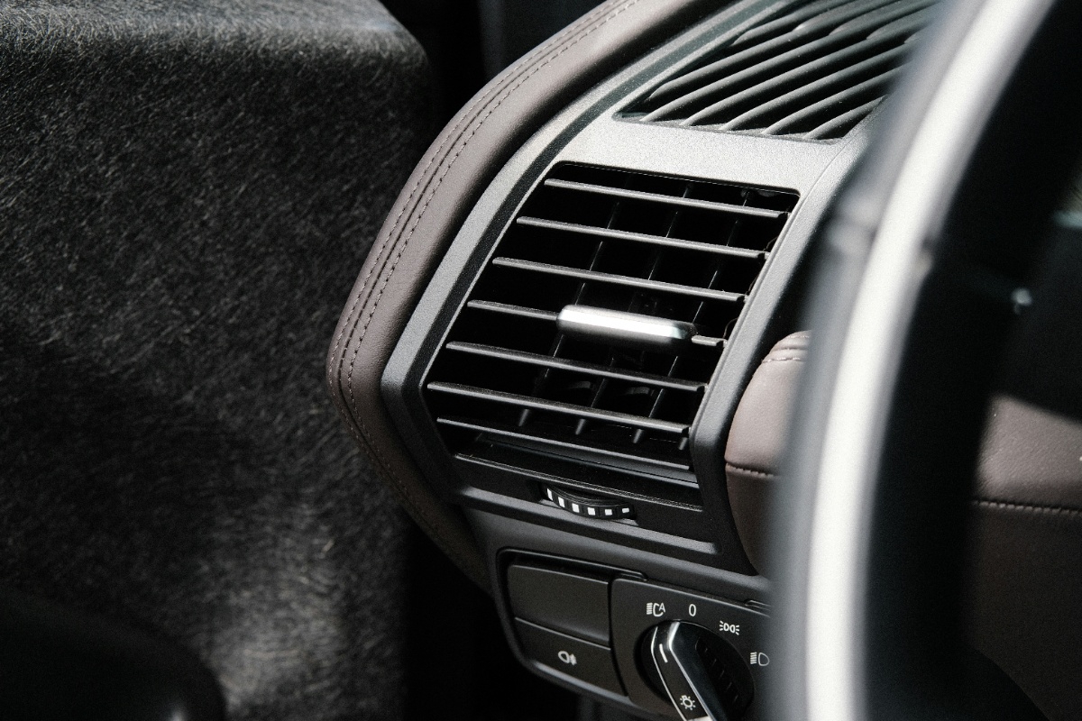 Γιατί μυρίζει άσχημα το air condition στο αμάξι; Το λάθος που κάνουν σχεδόν όλοι οι οδηγοί