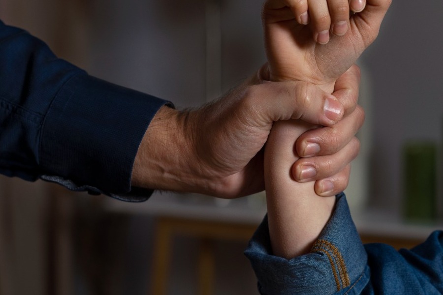 Ηράκλειο: Επιτέθηκε και γρονθοκόπησε τη μητέρα του στο κομμωτήριό της ‑ Συνελήφθη 37χρονος