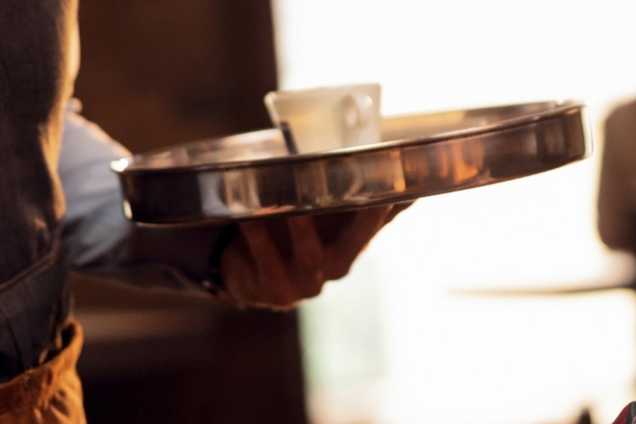 Με αυξήσεις 12% στους μισθούς η νέα κλαδική σύμβαση για 500.000 εργαζομένους σε εστιατόρια, μπαρ, καφετέριες