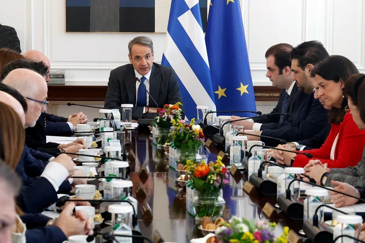 Τι δείχνουν οι δημοσκοπήσεις, ένα χρόνο πριν τις εκλογές – Πώς τις διαβάζει το Μαξίμου