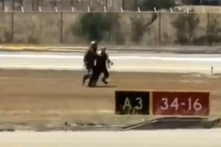 Ζάκυνθος: Η στιγμή που ο πιλότος απομακρύνεται από το φλεγόμενο F‑16