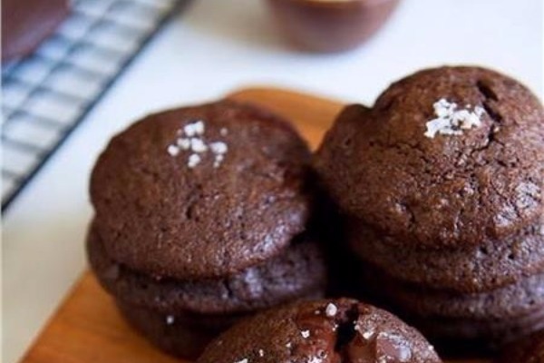 Συνταγές για αφράτα σπιτικά μπισκότα σοκολάτας
