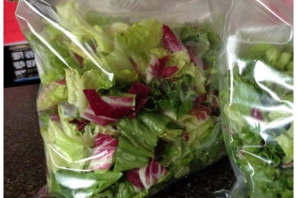 Το τέλειο μυστικό για να μη χαλάνε οι πράσινες σαλάτες στο ψυγείο