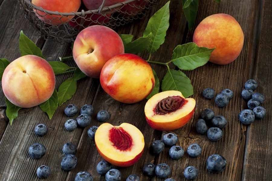Αυτά είναι τα πεντανόστιμα φρούτα της άνοιξης που θα βοηθήσουν το μεταβολισμό σου