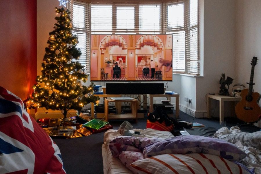 Πώς το χριστουγεννιάτικο δέντρο στην κρεβατοκάμαρα μπορεί να φουντώσει την ερωτική σας ζωή