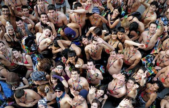 Μπήκαν ημίγυμνοι και βγήκαν ντυμένοι... (pics+video)