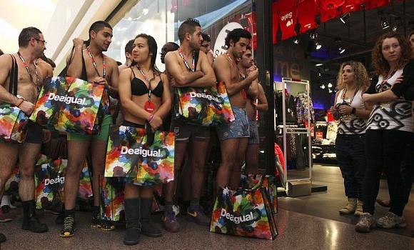 Μπήκαν ημίγυμνοι και βγήκαν ντυμένοι... (pics+video)