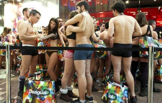 Μπήκαν ημίγυμνοι και βγήκαν ντυμένοι... (pics+video)