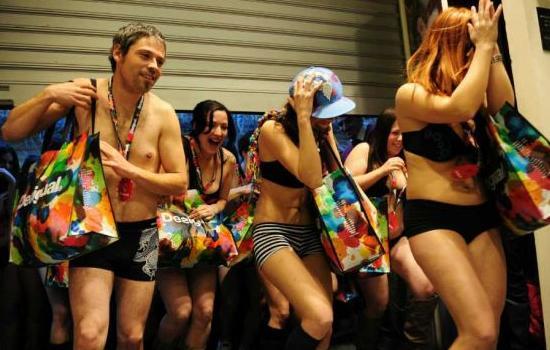 Μπήκαν ημίγυμνοι και βγήκαν ντυμένοι...