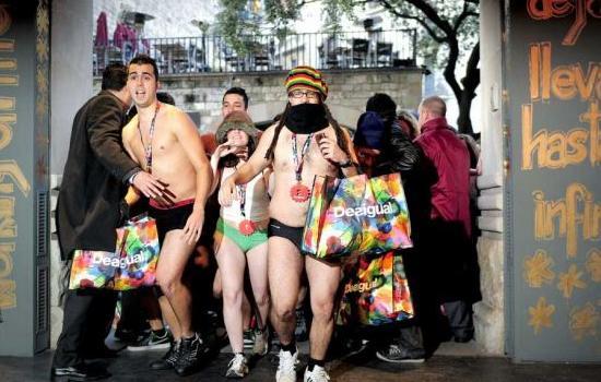 Μπήκαν ημίγυμνοι και βγήκαν ντυμένοι... (pics+video)