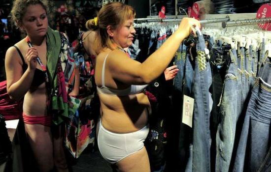 Μπήκαν ημίγυμνοι και βγήκαν ντυμένοι... (pics+video)