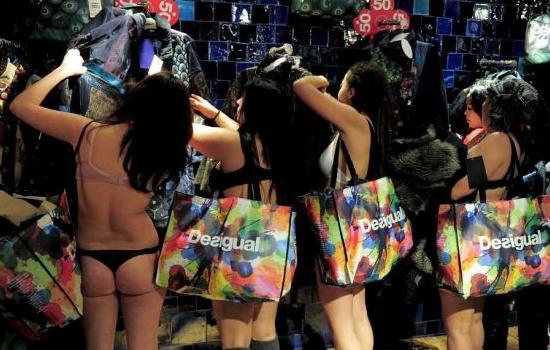 Μπήκαν ημίγυμνοι και βγήκαν ντυμένοι... (pics+video)