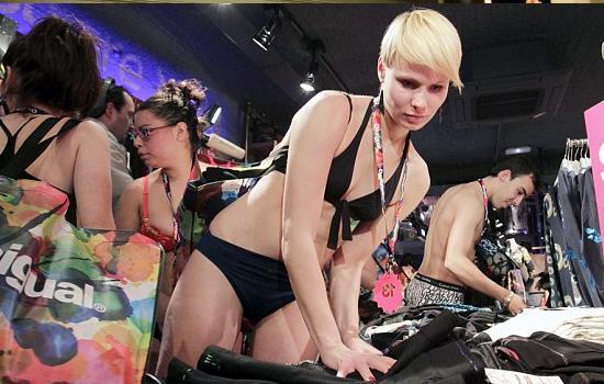 Μπήκαν ημίγυμνοι και βγήκαν ντυμένοι... (pics+video)