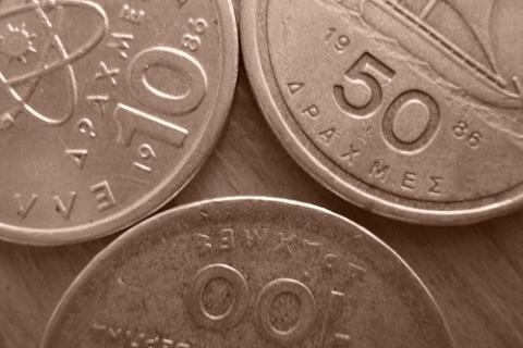 Τι θα συμβεί στην Ελλάδα αν επιστρέψει στη δραχμή;