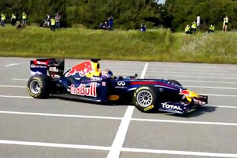 Θεατής ορμά πάνω σε κινούμενη Formula 1 κατά τη διάρκεια επίδειξης στην Ιαπωνία!