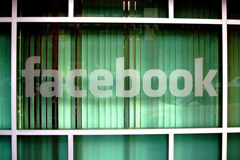 Έλληνας χρήστης του Facebook κατηγορείται για φωτογραφίες της παρέλασης!