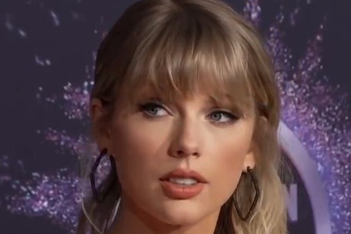 Taylor Swift στην αγκαλιά του Travis Kelce στα backstage – Η στιγμή με την Dakota Johnson