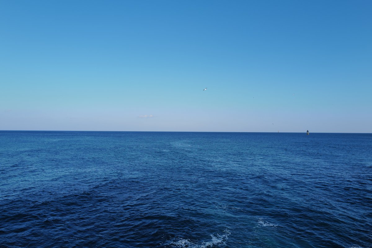 Γιατί η θάλασσα φαίνεται μπλε ενώ το νερό είναι διάφανο; Η επιστήμη έχει την απάντηση