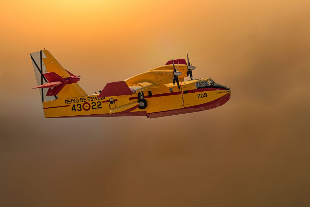Έλληνας πιλότος Canadair έγινε δεκτός ως ήρωας στην Ισπανία – Δείτε την «αψίδα νερού»
