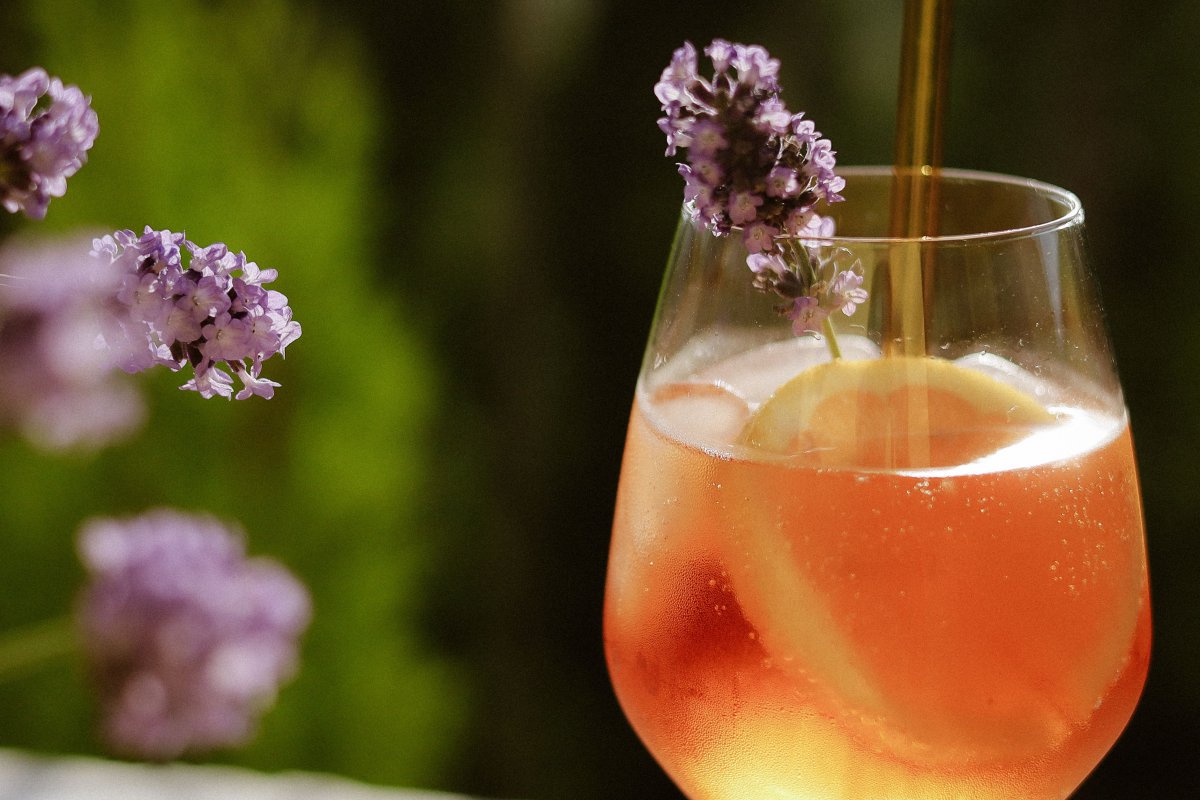 Αντίο Aperol ‑ Το κοκτέιλ που έχει γίνει η νέα εμμονή του καλοκαιριού