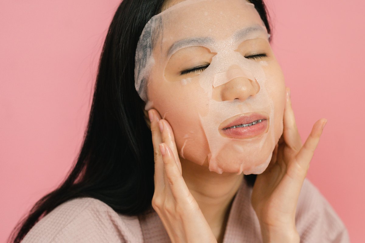 Ρετινόλη vs πεπτίδια: Ποιο συστατικό ταιριάζει πραγματικά στην ηλικία σου;