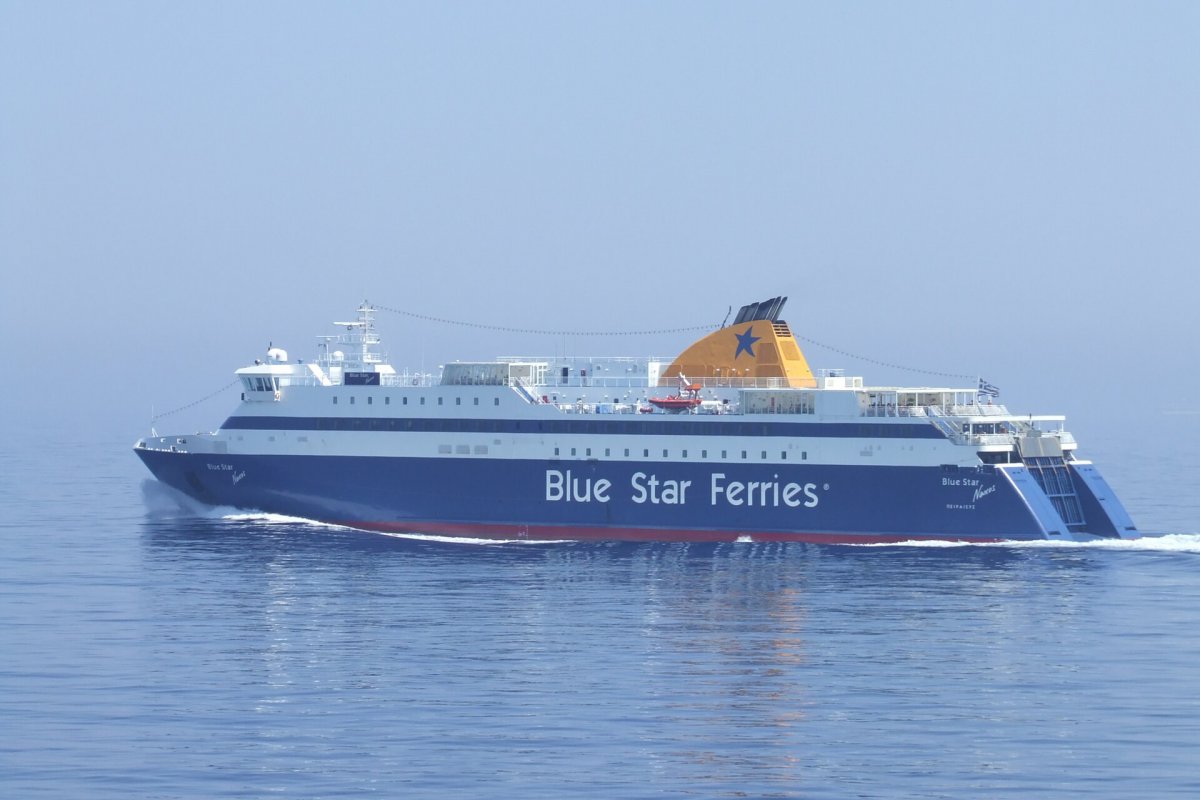 Νάξος: Το Blue Star Naxos έδεσε στο λιμάνι με ριπές 100 χλμ/ώρα και κύματα