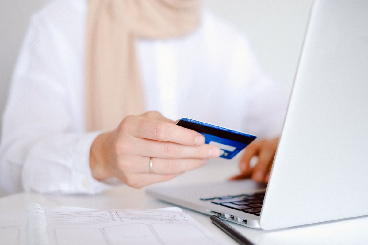 Χάκερ άδειασαν e‑banking ζευγαριού: Το Πρωτοδικείο διατάσσει την τράπεζα να αποζημιώσει τα θύματα
