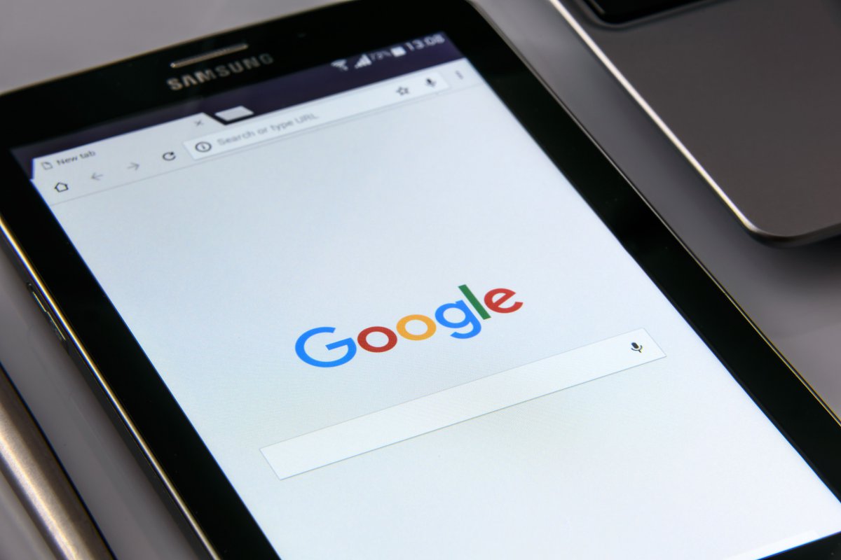 Google: «Εξαπάτηση» οι ψεύτικοι συντάκτες με AI φωτογραφίες ‑ Το δίκτυο που έκλεισε