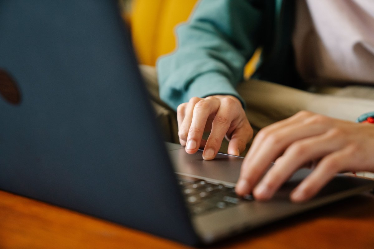Νέος δασμός στις online αγορές: Πότε πληρώνετε 3, 6 ή 9 ευρώ επιπλέον
