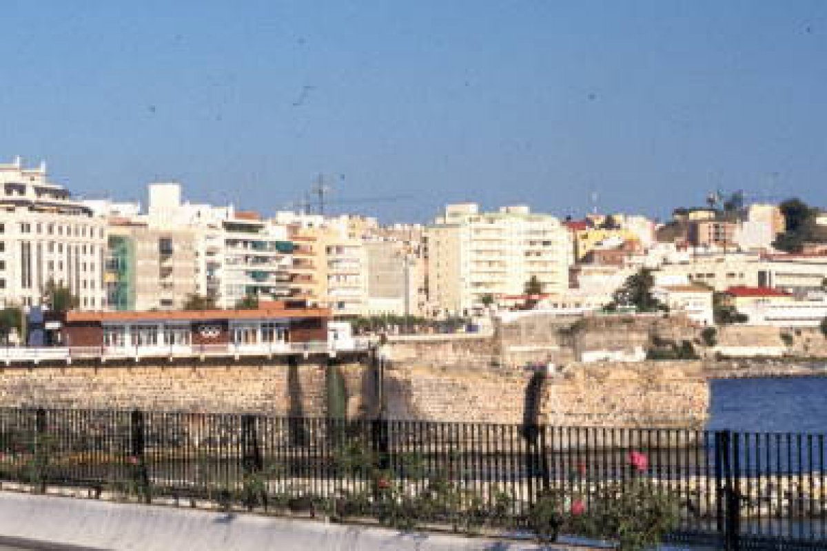 Θέουτα: Χιλιάδες μετανάστες φώναζαν «Ζήτω η Ισπανία» εκλιπαρώντας να μην επιστραφούν στο Μαρόκο