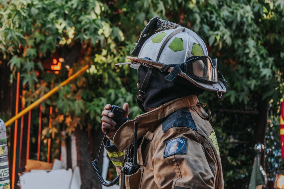 Πύρινος εφιάλτης στο Αιγάλεω: Στις φλόγες δύο βιοτεχνίες, εκκένωση σε ακτίνα 400 μέτρων