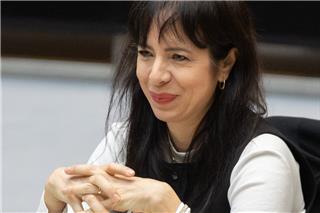 Ελίφ Εράλπ: Ποια είναι η τουρκικής καταγωγής πολιτικός που έφερε το Die Linke στην πρώτη θέση στο Βερολίνο