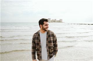 Single και ευτυχισμένοι: Γιατί η προσωπική εξέλιξη δεν χρειάζεται σύντροφο