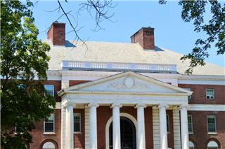 Γιατρός του Harvard αποκαλύπτει σε άρθρο τον μύθο που πίστευε για τα αντηλιακά