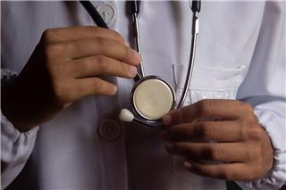Βρετανία: Έλληνας γιατρός εκτός NHS λόγω σeξουαλικής παρeνόχλησης