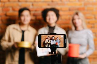 «Τιμοκατάλογος» influencers: Πόσο πληρώνεται ένα post – Ζαλίζουν οι αμοιβές