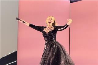 Φανερά αδυνατισμένη η Adele, δείτε την εμφάνισή της στο βρετανικό Γκραν Πρι της F1