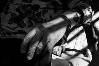 81χρονος κουβαλά βαλίτσες για την καρκινοπαθή σύζυγό του ‑ Η κίνηση που του άλλαξε τη ζωή