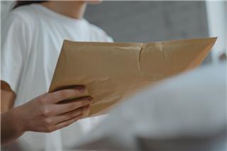 Courier: Σώζεται η αντικαταβολή με μετρητά ‑ Εκτός πολυνομοσχεδίου η ηλεκτρονική πληρωμή