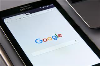 Google: «Εξαπάτηση» οι ψεύτικοι συντάκτες με AI φωτογραφίες ‑ Το δίκτυο που έκλεισε