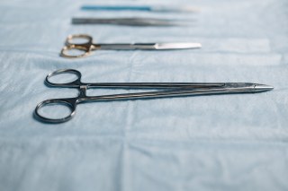 Ορόσημο για την ελληνική ιατρική: Έλληνας καθηγητής χειρούργησε ασθενή στην Αθήνα, ενώ βρισκόταν στην Ουχάν της Κίνας