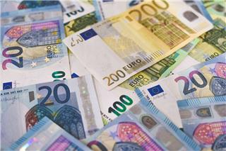 Κατέθεσε στην τράπεζα 200.000 ευρώ που είχε κάτω από το στρώμα – Τι του ζήτησε η εφορία και τι αποφάσισαν οι δικαστές
