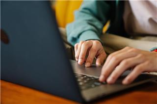 Νέος δασμός στις online αγορές: Πότε πληρώνετε 3, 6 ή 9 ευρώ επιπλέον