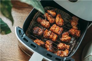 Το νέο air fryer που σου επιτρέπει να βλέπεις το φαγητό όσο ψήνεται